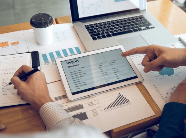 Relatório gerencial em tablet sobre a mesa