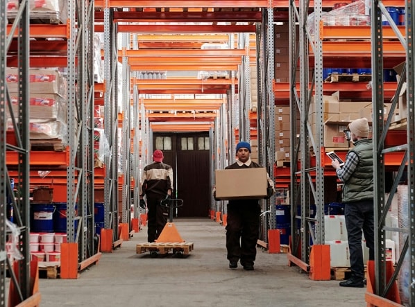 Equipe organizando mercadorias no estoque