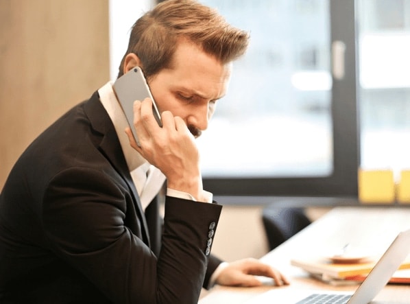 Executivo ao telefone no escritório